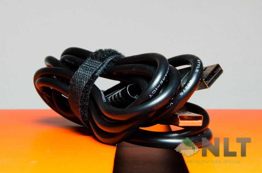 Proprietary charging cable for the Yoga 900.