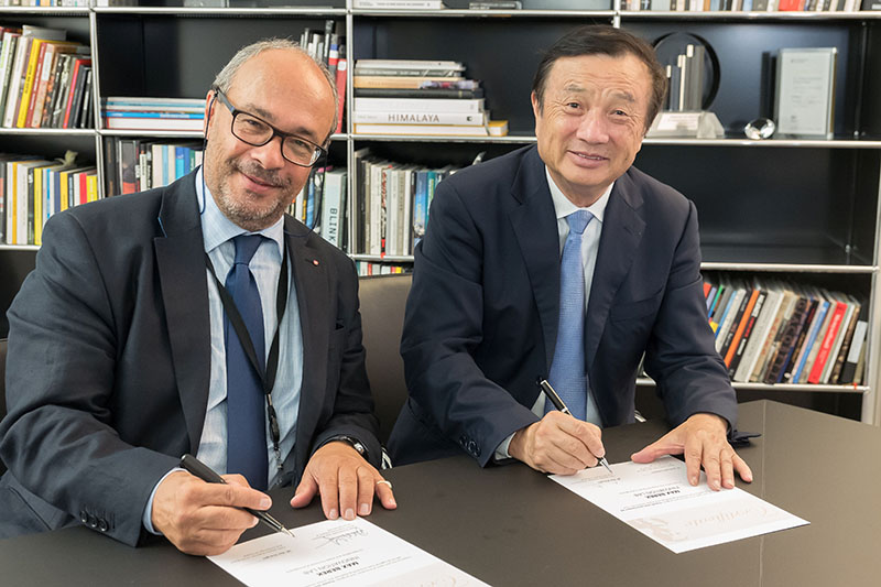 Ren Zhengfei, CEO of Huawei (right) and Dr. Andreas Kaufmann, majority shareholder and chairman of the advisory board of Leica Camera AG(left), signing the agreement on the establishment of the ‘Max Berek Innovation Lab’