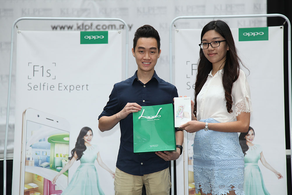 The OPPO University Photography Contest Winner, Joseph Chong from UCSI University was being awarded a unit of F1s and cash reward by OPPO Brand Director, Chen Lu.