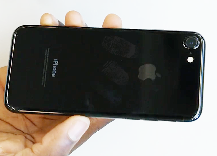 Perfect replicas of a fingerprint on the Jet Black iPhone 7. Source: Nanostate.