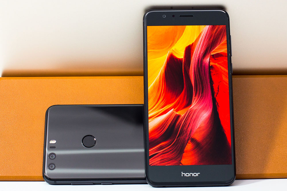 Honor 8 in Midnight Black. The reflections are stunningly captivating.