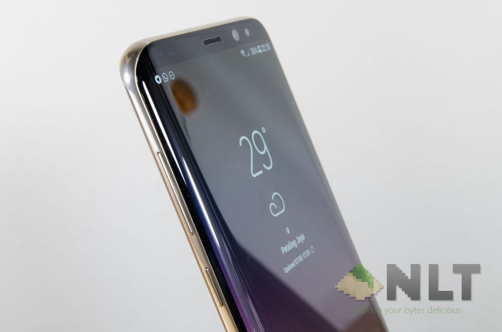 Samsung Galaxy S8 Galaxy S8+ pose 2