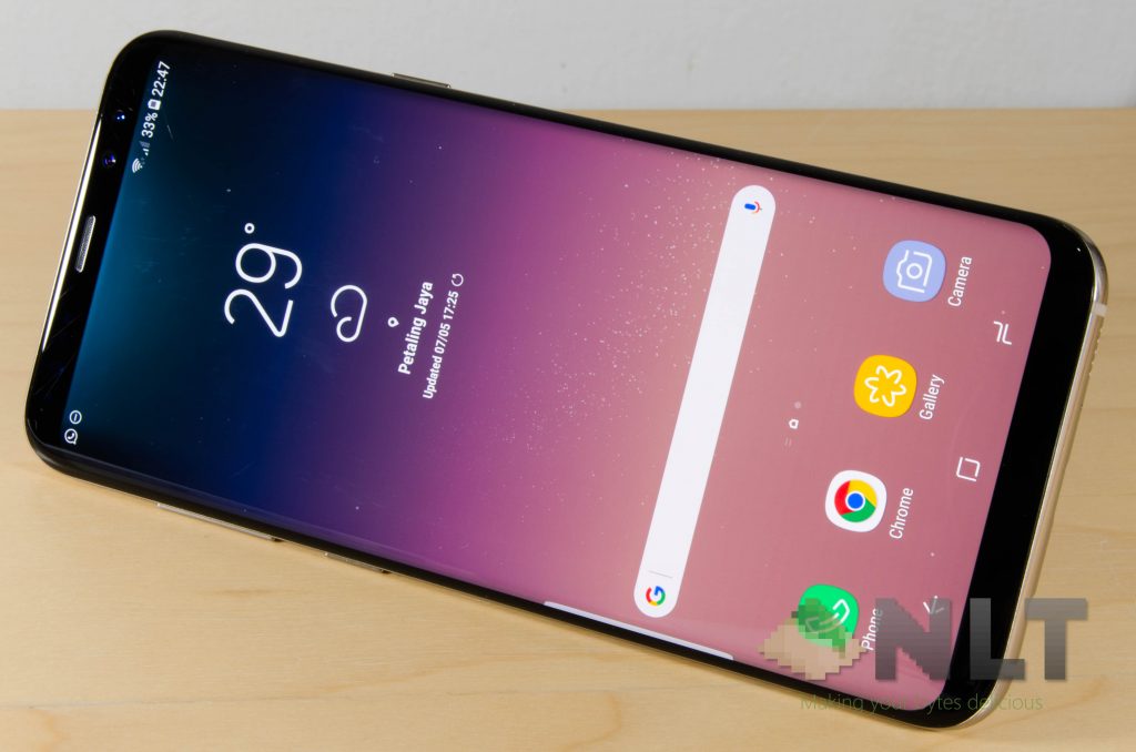 Samsung Galaxy S8 Galaxy S8+ pose