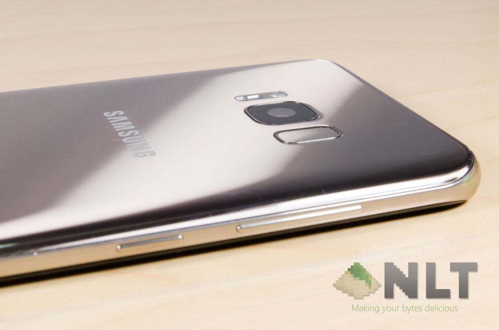 Samsung Galaxy S8 Galaxy S8+ pose 4