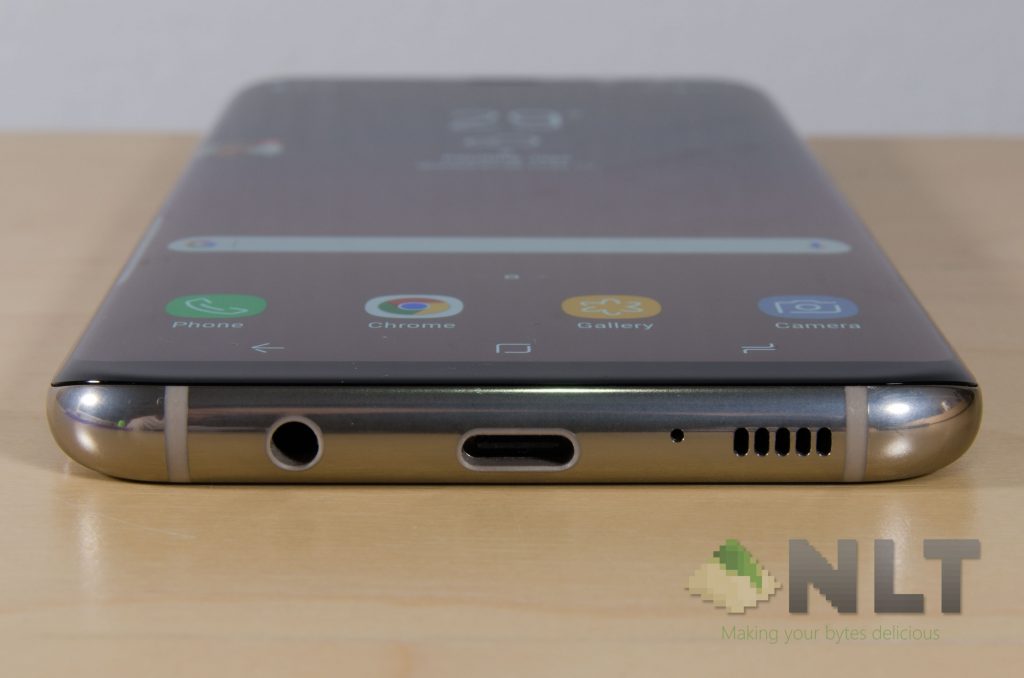 Samsung Galaxy S8 Galaxy S8+ pose 3