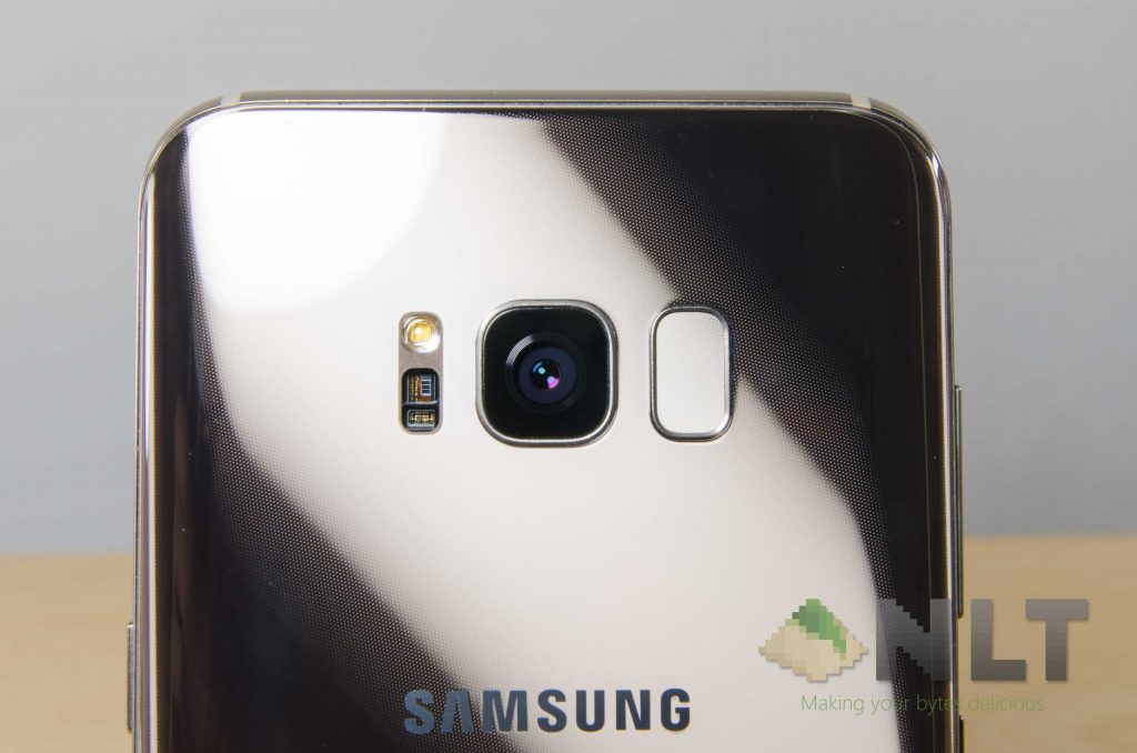 Samsung Galaxy S8 Galaxy S8+ pose 6