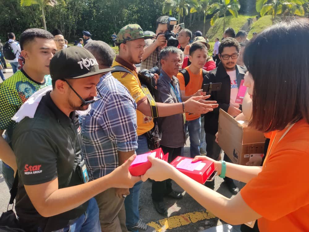 Xiaomi handing out power banks
