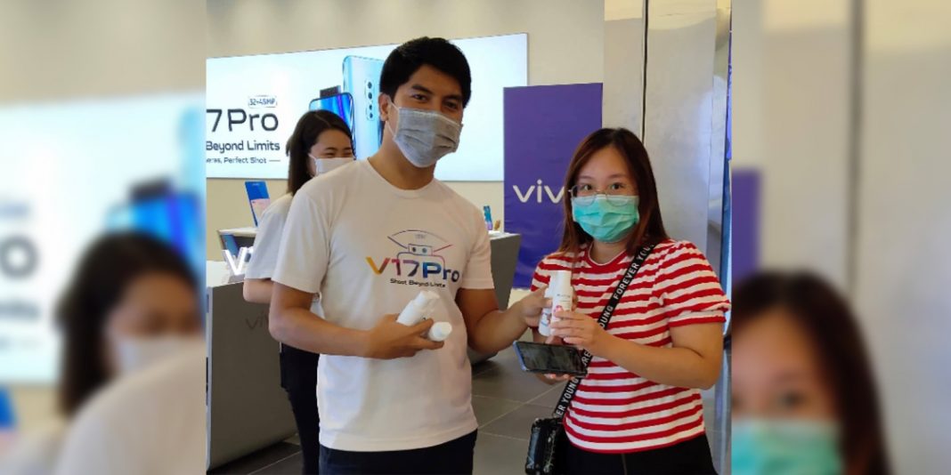Vivo Malaysia handing out free hand sanitizers