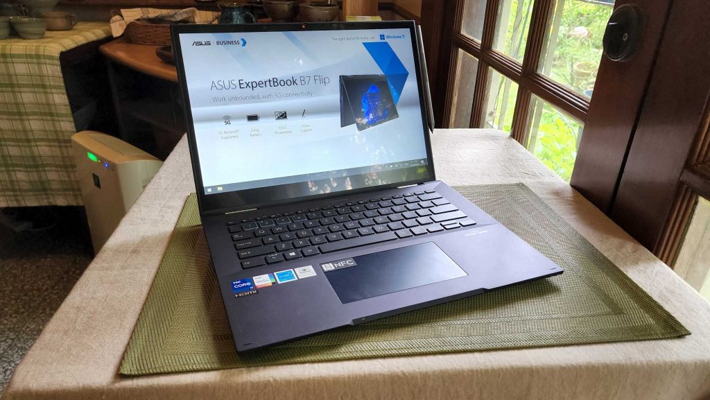 ASUS Expertbook B7 Flip 1