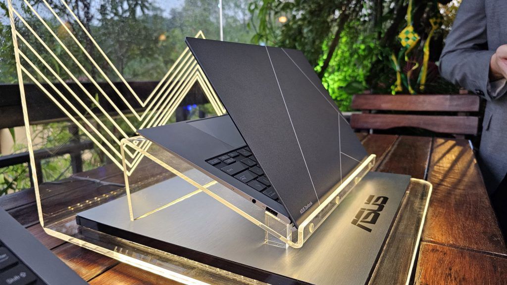 ASUS Zenbook S 13 OLED UX5304 preview