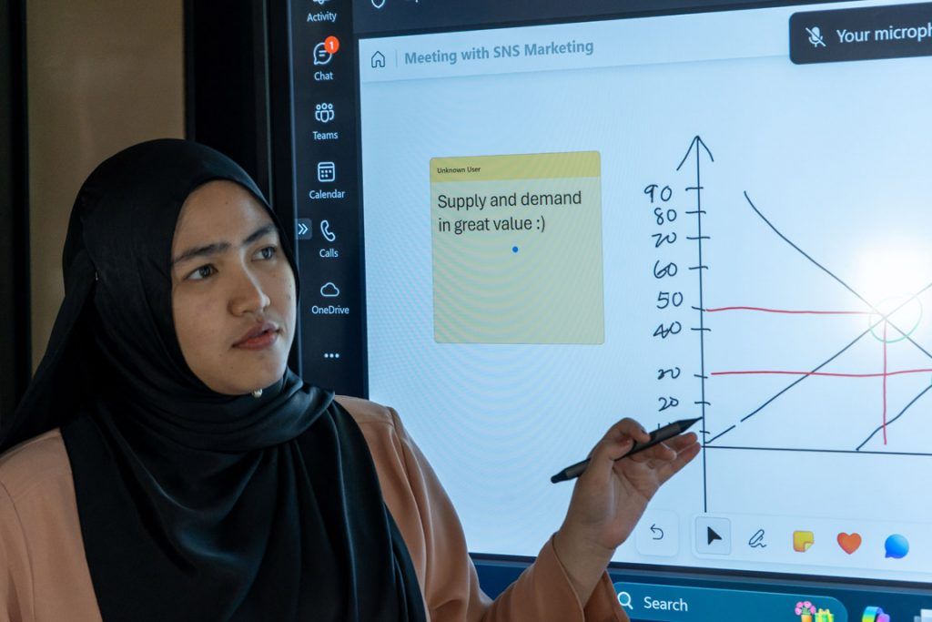 Expand and elevate your classroom into the digital age of education with the JOI Smartboard powered by Intel and Windows 11. 1