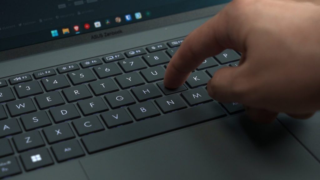 ASUS Zenbook A14 UX3407 review - the lightest laptop I've used 8