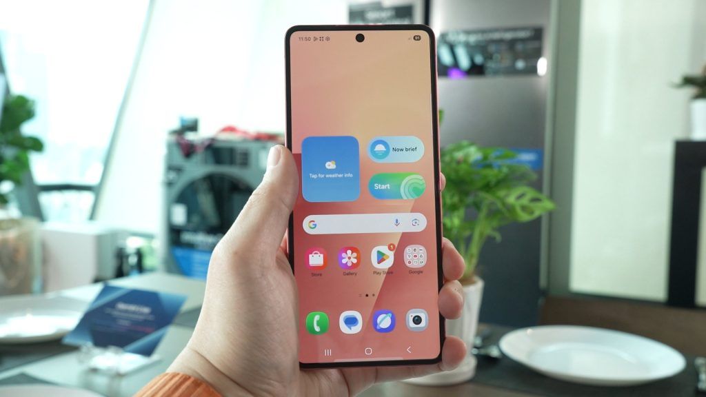 New Galaxy Z Flip7 is thinner, upgraded FlexWindow. BTW, there's an FE too 3