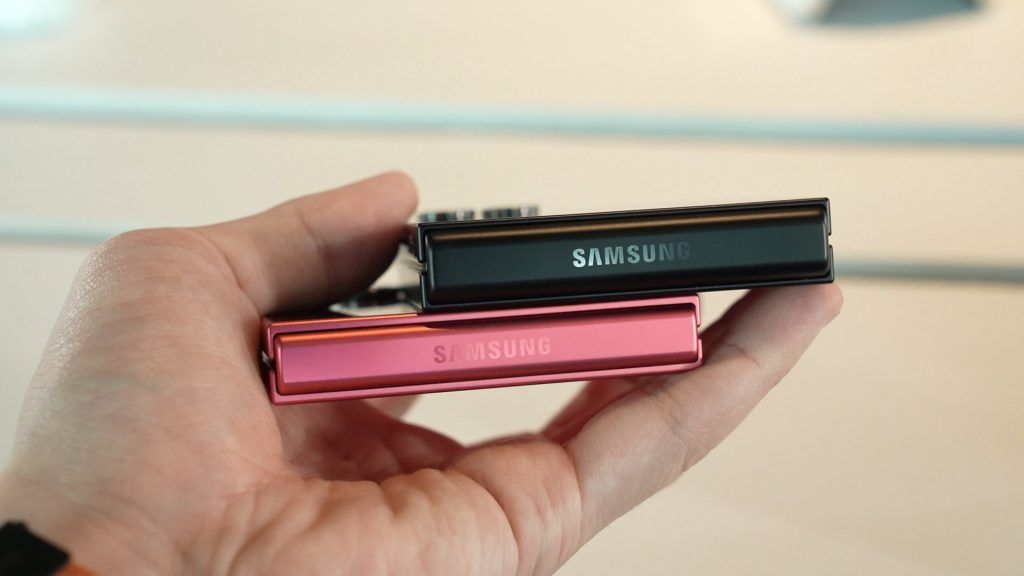 New Galaxy Z Flip7 is thinner, upgraded FlexWindow. BTW, there's an FE too 4