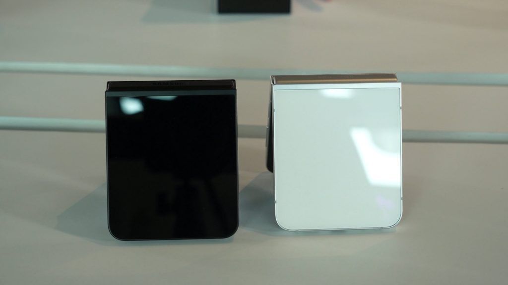 New Galaxy Z Flip7 is thinner, upgraded FlexWindow. BTW, there's an FE too 8
