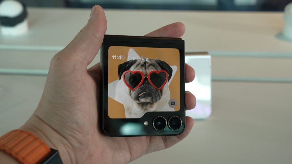New Galaxy Z Flip7 is thinner, upgraded FlexWindow. BTW, there's an FE too 9
