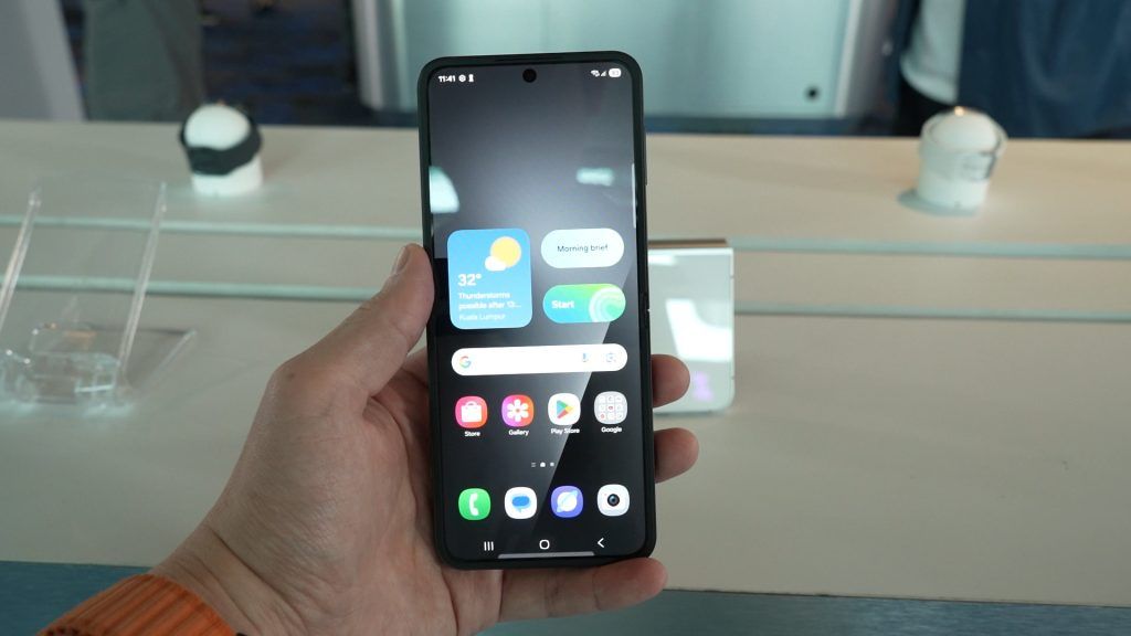 New Galaxy Z Flip7 is thinner, upgraded FlexWindow. BTW, there's an FE too 10