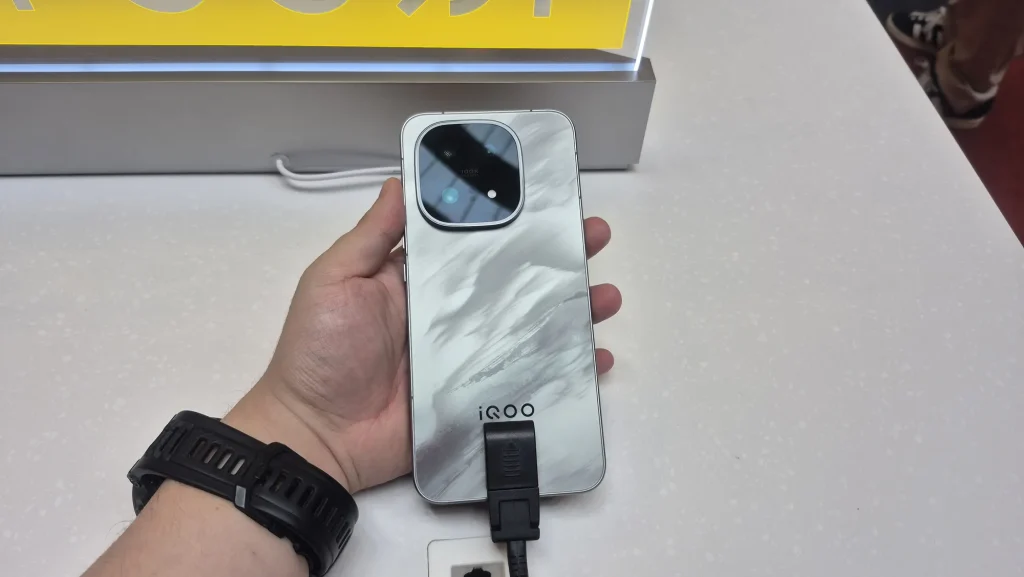 iQOO 15 announced for Malaysia from RM3,699 for 12GB + 256GB start 3