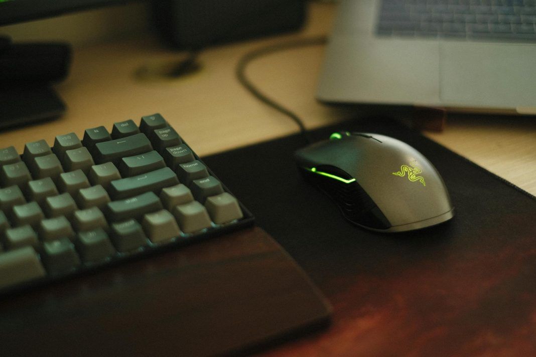 close up photo of keybaord near mouse
