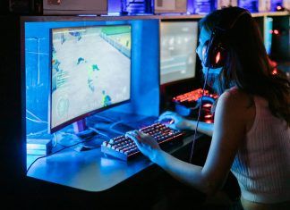 PC Gaming Vs Mobile Devices: Which One Is More Worthwhile? woman playing computer game