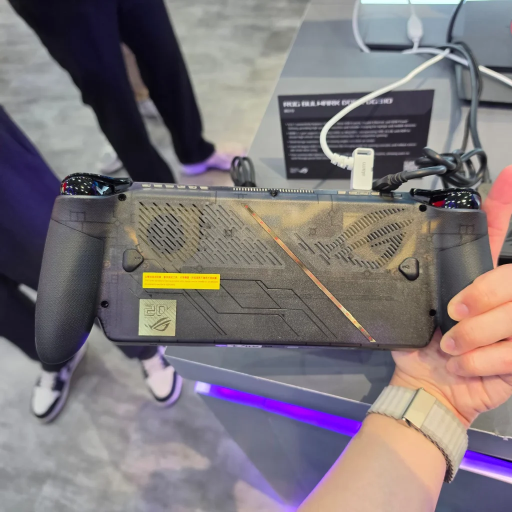 ROG Ally X20 hands-on - actually improved grips 5