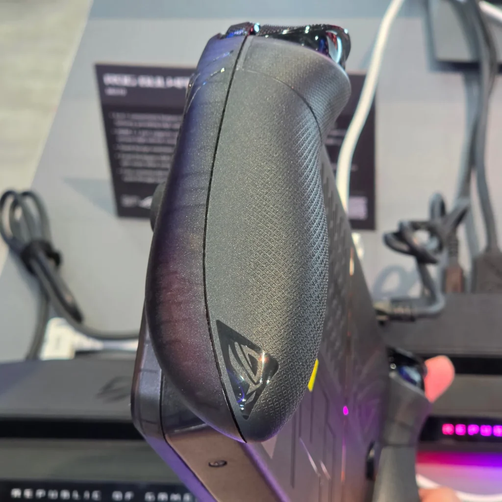 ROG Ally X20 hands-on - actually improved grips 7
