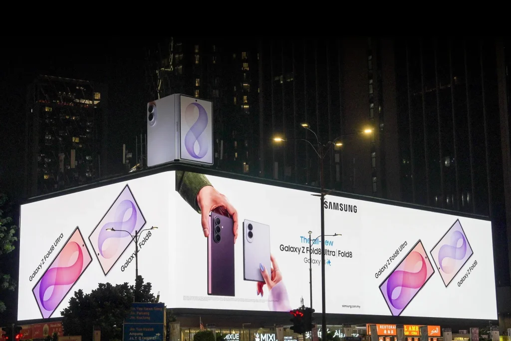 Samsung lits up gigantic display at CuBig @ KLCC Junction for its new Galaxy Z series foldables launch 3